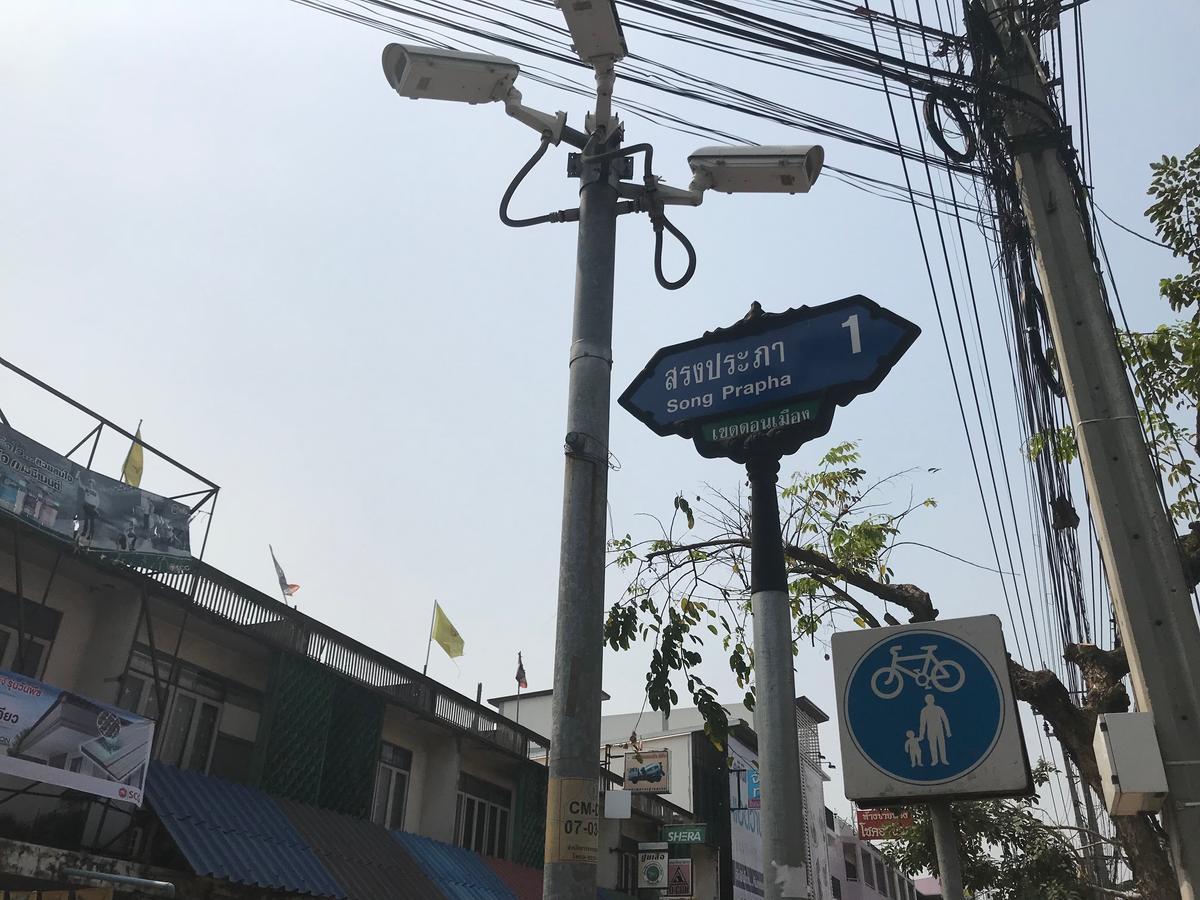 Yellow Hostel Bangkok Exterior photo